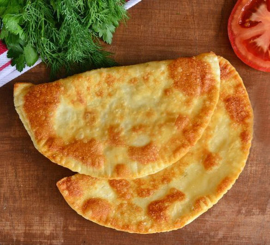 Чебуреки зі свининою, сиром і помідорами